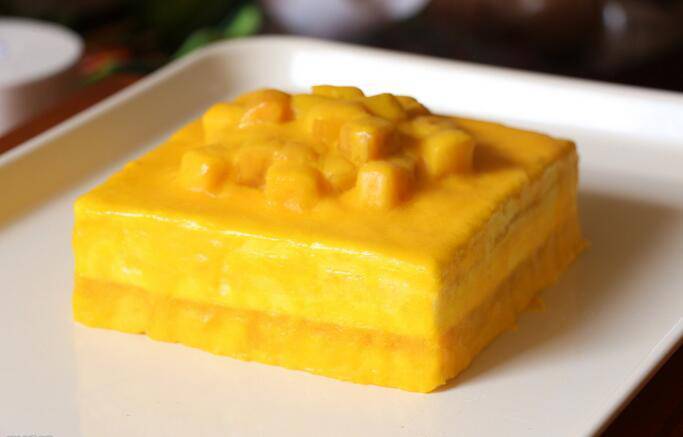 Picture of a tempting 4-inch mango cake in golden color