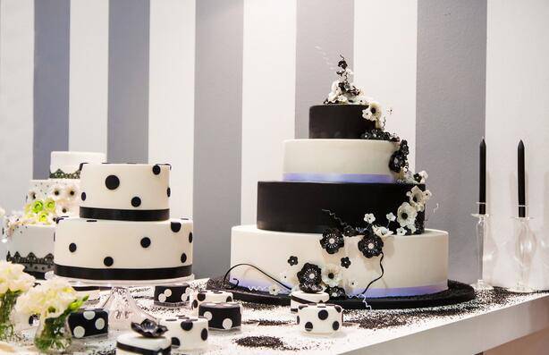Simple multi-layer wedding cake image