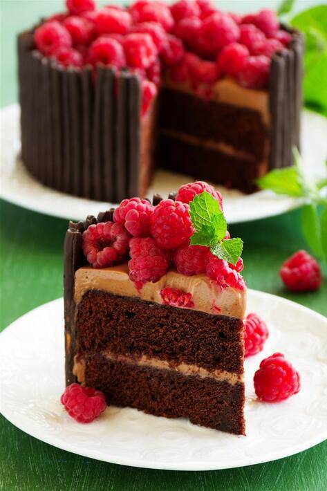 Exquisite chocolate raspberry cake picture