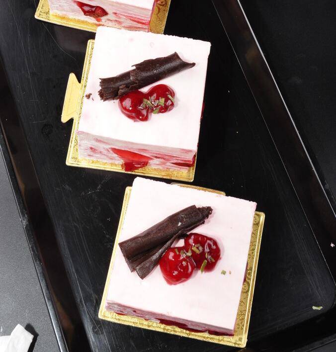 Latest and beautiful pictures of small cake desserts