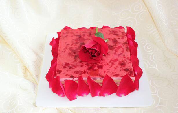 Beautiful red rose cake picture