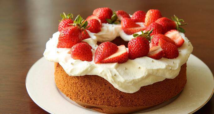 Picture of a circular cream strawberry cake