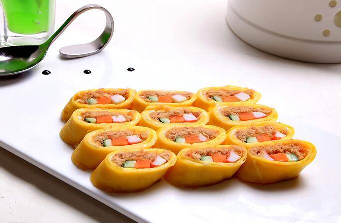 Picture of egg skin sushi with a refreshing taste