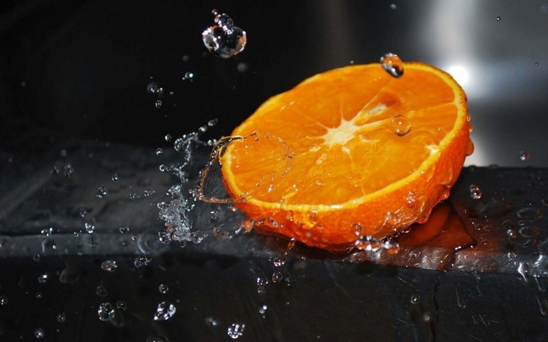 Picture of fruit falling into the water at the moment