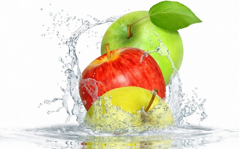 Picture of fruit falling into the water at the moment