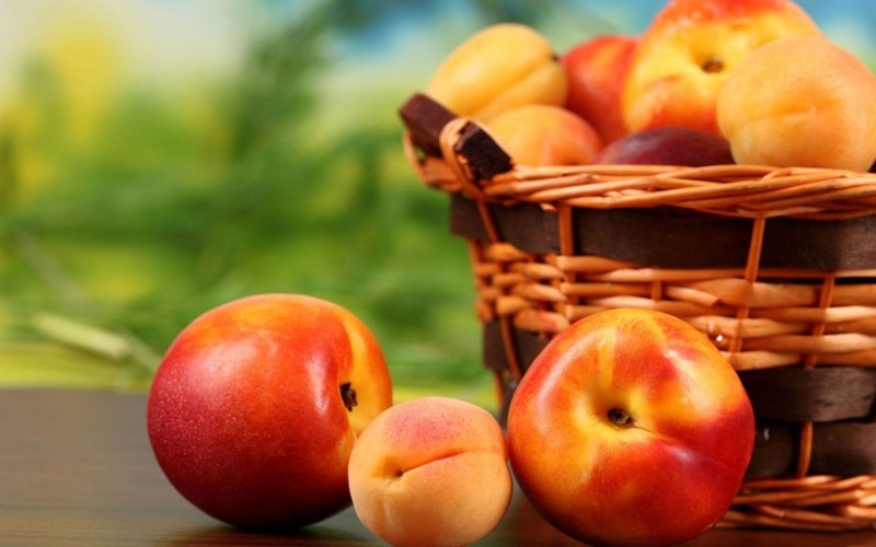 A picture of delicious peaches