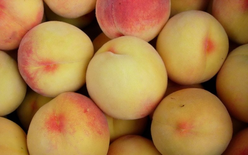 A picture of delicious peaches