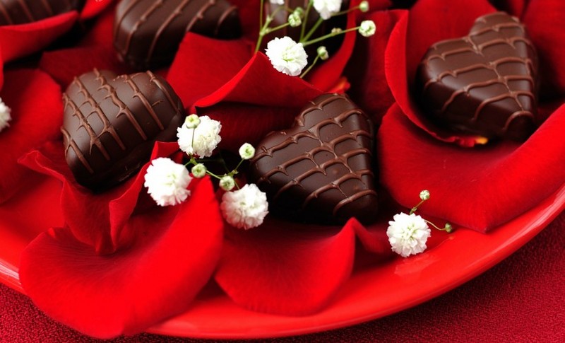 Romantic roses and fragrant chocolate pictures