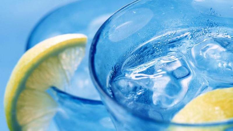 Pictures of refreshing lemon drinks in summer