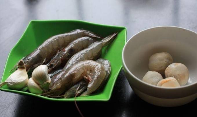 Seafood delicacy with oil braised prawns. The picture is extremely flavorful