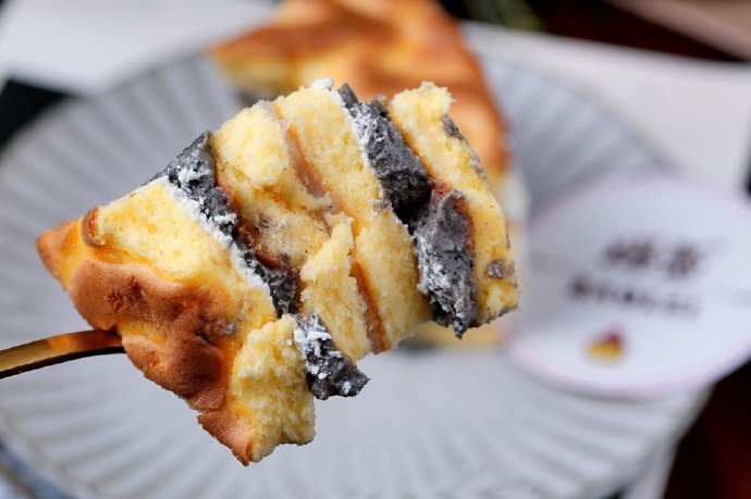 Tiger skin cake is delicious with black sesame and brushed potato