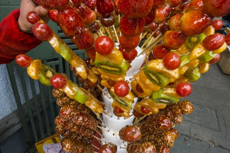 Sweet and sour old Beijing snack Tomatoes on sticks pictures