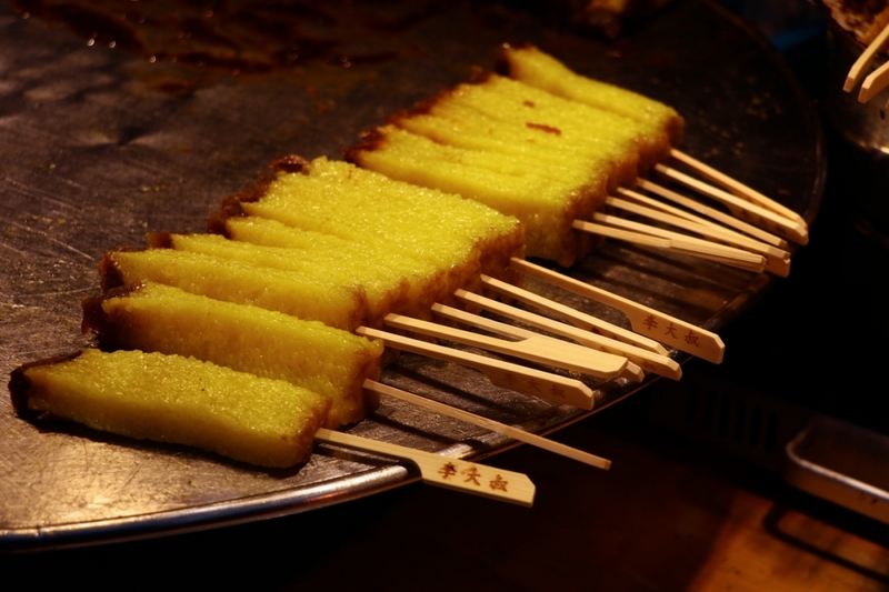 Pictures of characteristic snacks on the streets of Xi'an at night
