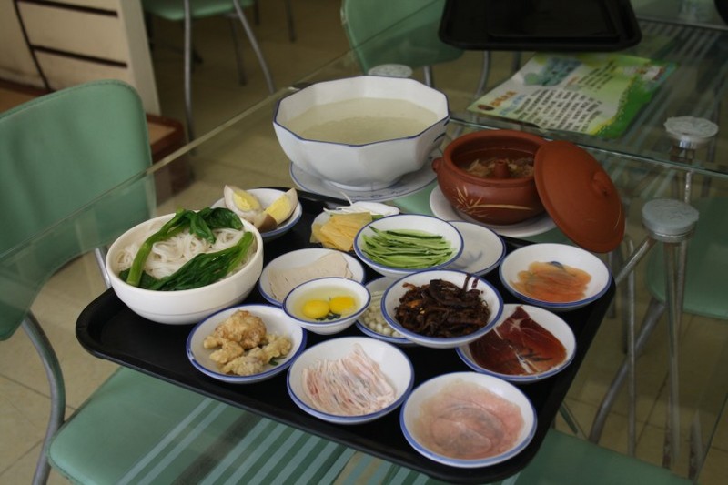 Pictures of famous Yunnan snack Crossing the bridge noodles