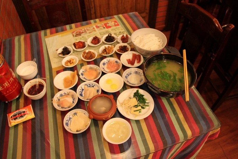Pictures of famous Yunnan snack Crossing the bridge noodles