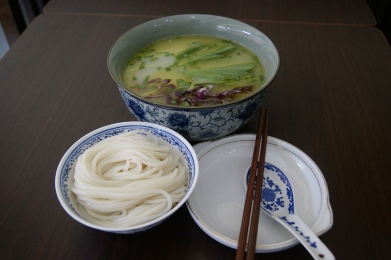 Pictures of famous Yunnan snack Crossing the bridge noodles