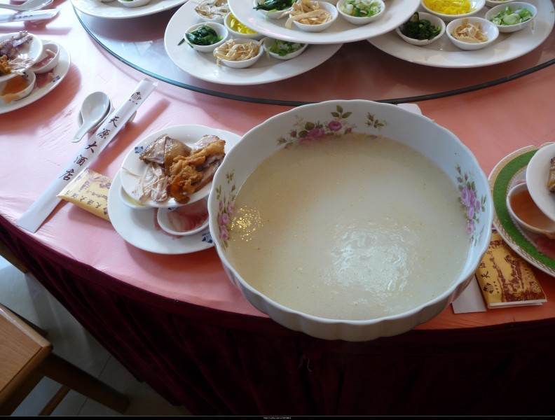 Pictures of famous Yunnan snack Crossing the bridge noodles