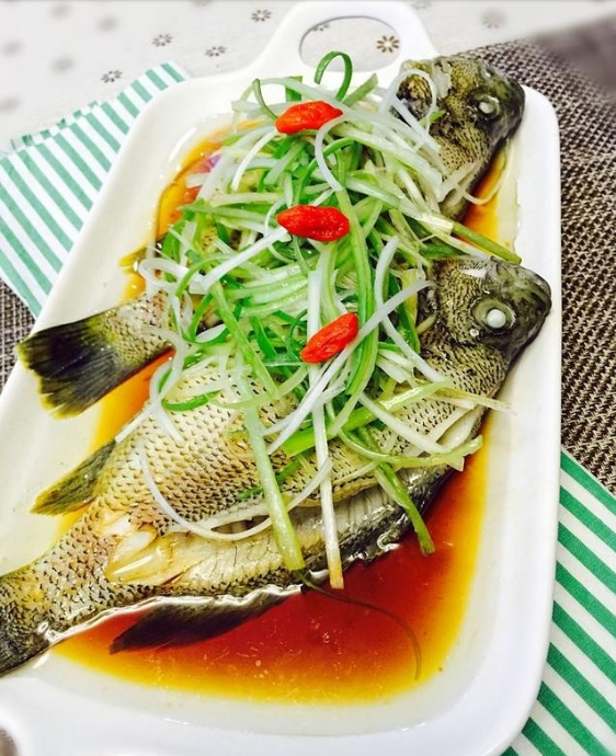 Appreciation of pictures of Shandong cuisine steamed with catfish and delicious food