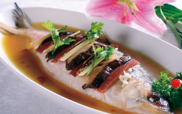 Appreciation of pictures of Shandong cuisine steamed with catfish and delicious food