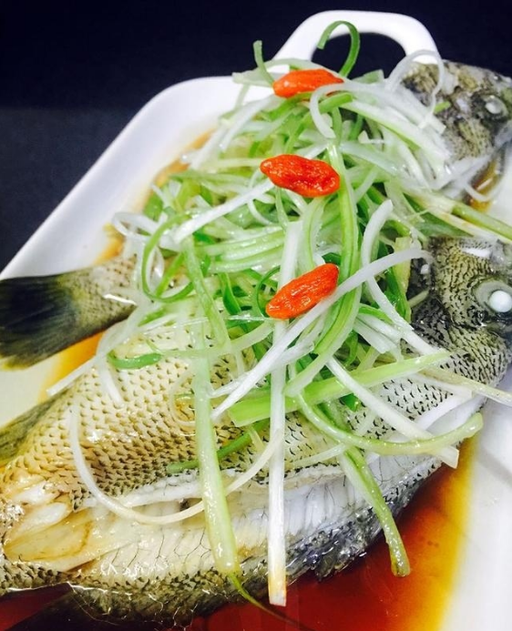 Appreciation of pictures of Shandong cuisine steamed with catfish and delicious food