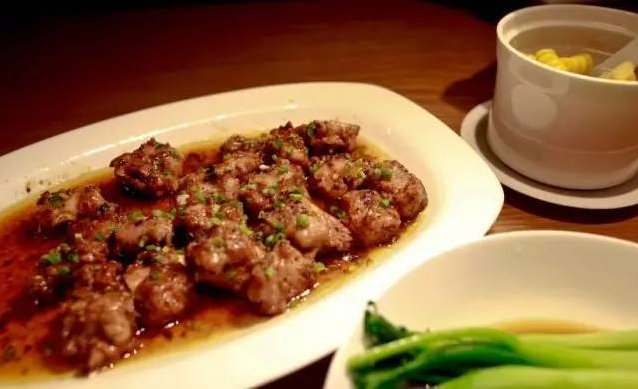 The smooth texture of pork ribs is mixed with the aroma of fermented soybeans and garlic