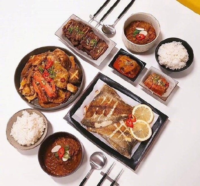 A Korean husband takes photos and records every dinner he cooks for his wife