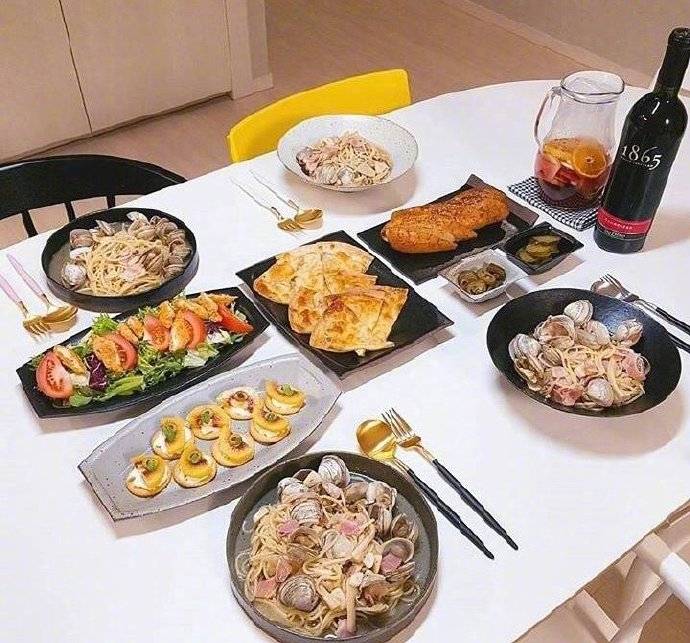 A Korean husband takes photos and records every dinner he cooks for his wife