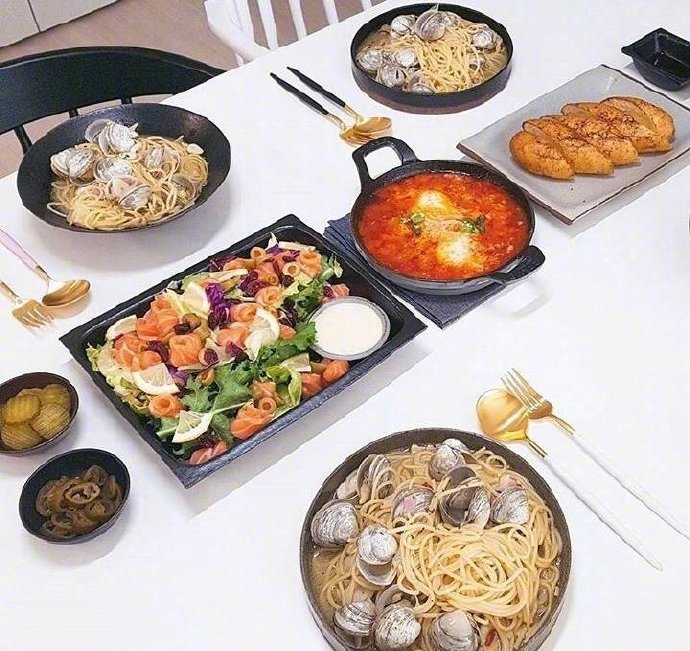 A Korean husband takes photos and records every dinner he cooks for his wife