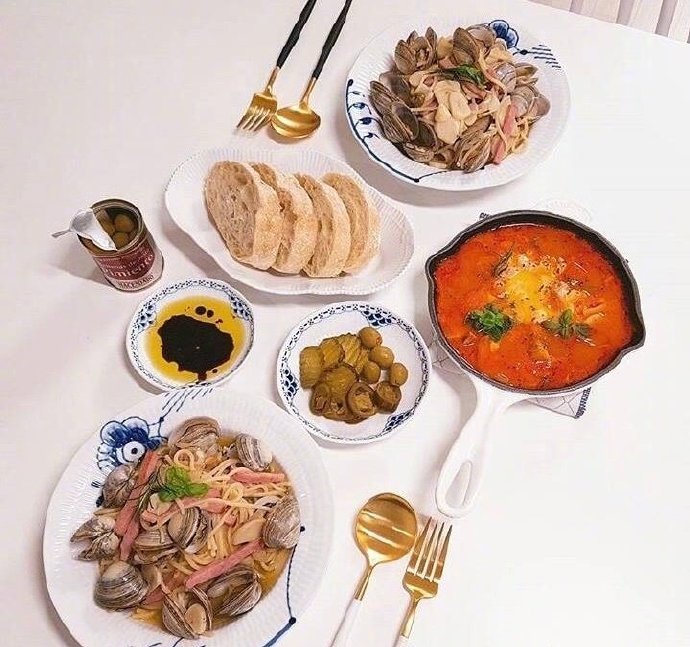 A Korean husband takes photos and records every dinner he cooks for his wife