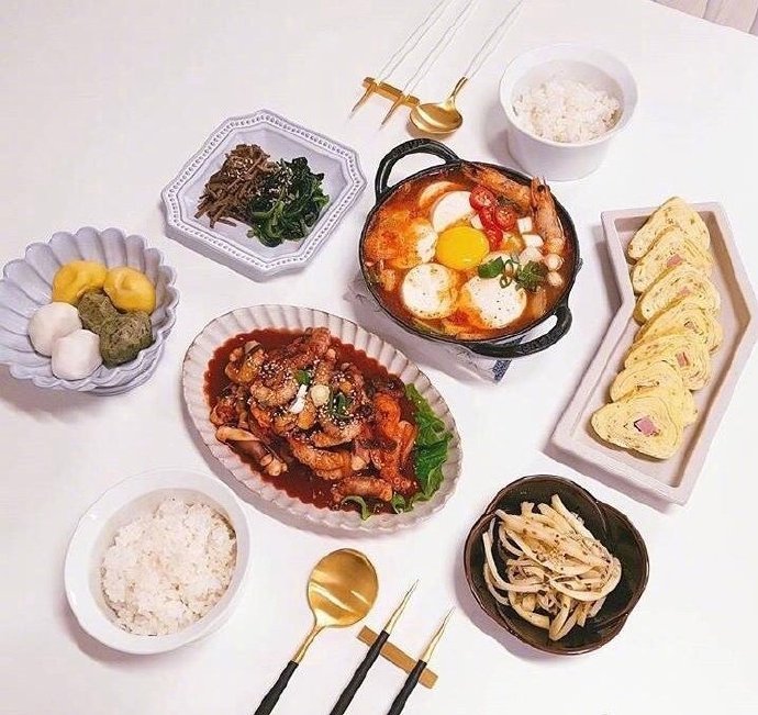 A Korean husband takes photos and records every dinner he cooks for his wife