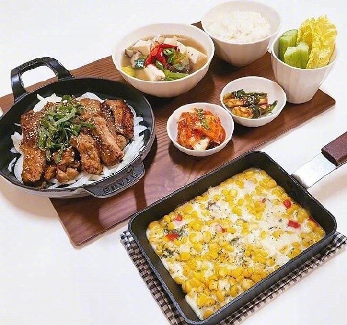 A Korean husband takes photos and records every dinner he cooks for his wife