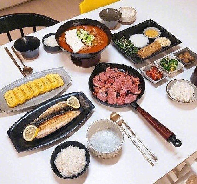 A Korean husband takes photos and records every dinner he cooks for his wife