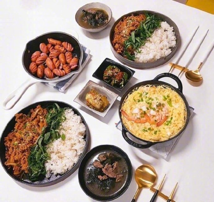 A Korean husband takes photos and records every dinner he cooks for his wife