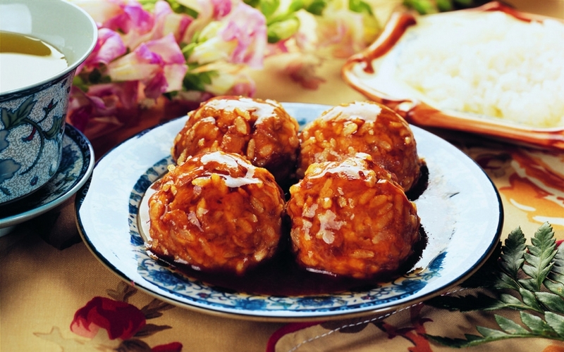Pictures of Stewed Pork Ball in Brown Sauce on the table
