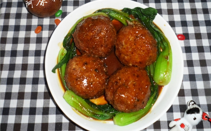 Pictures of Stewed Pork Ball in Brown Sauce on the table