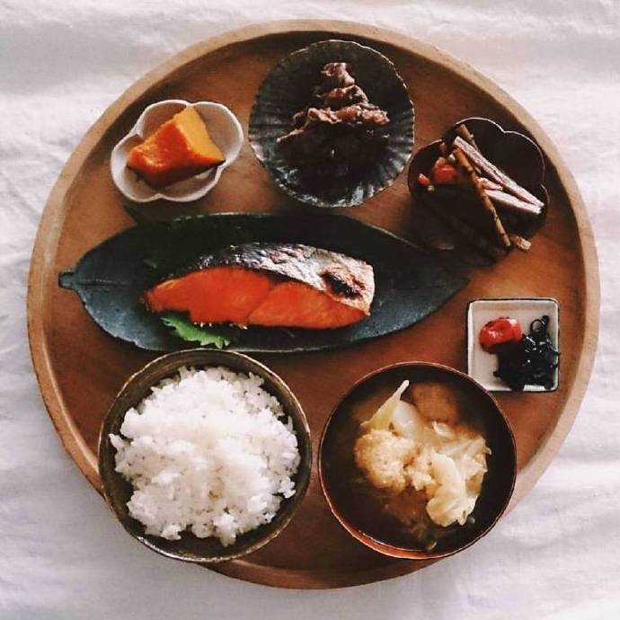 A beautiful and nutritious Japanese one person meal