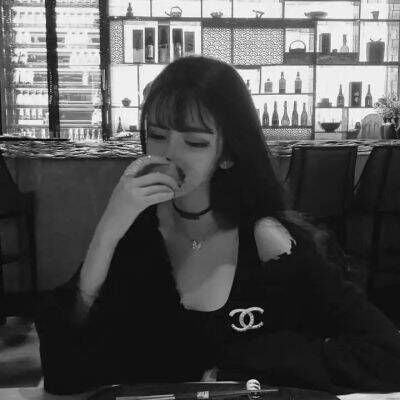 QQ avatar, black and white girl, good-looking and cold, some things are suitable for rotting in the heart