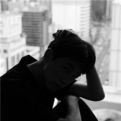 Black and white male Weibo avatar, sad and melancholic 2021 selected, injured, drunk, crying, awakened, heart dead