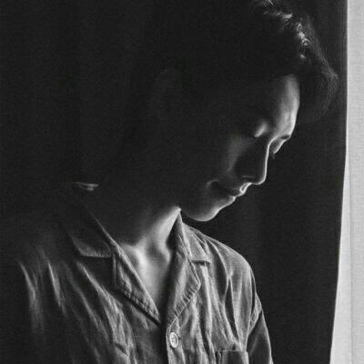 Black and white male Weibo avatar, sad and melancholic 2021 selected, injured, drunk, crying, awakened, heart dead