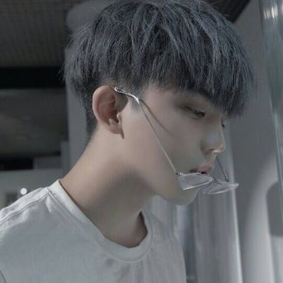 2021 WeChat avatar of a boy who is decadent and sad, like a clown, not remembering the past, not cherishing the present for the future