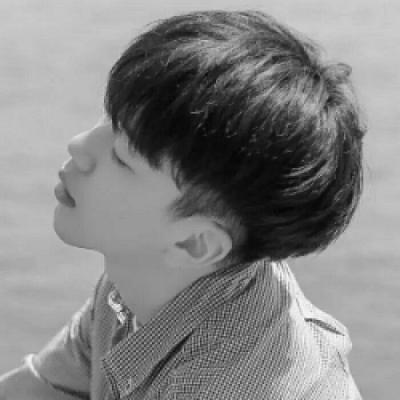 2021 QQ profile picture of male, black and white, melancholic and lonely, high-definition picture, the world only has feelings for you