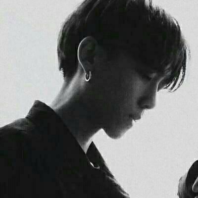 2021 QQ profile picture of male, black and white, melancholic and lonely, high-definition picture, the world only has feelings for you