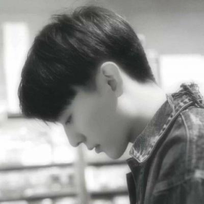 2021 QQ profile picture of male, black and white, melancholic and lonely, high-definition picture, the world only has feelings for you