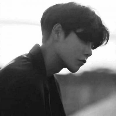 2021 QQ profile picture of male, black and white, melancholic and lonely, high-definition picture, the world only has feelings for you