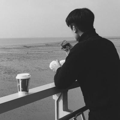 2021 QQ profile picture of male, black and white, melancholic and lonely, high-definition picture, the world only has feelings for you