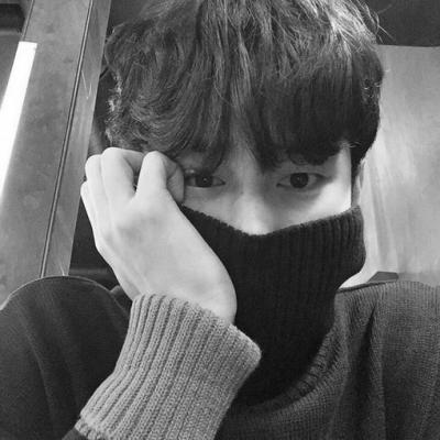 2021 QQ profile picture of male, black and white, melancholic and lonely, high-definition picture, the world only has feelings for you