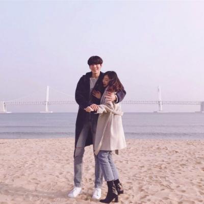 2021 WeChat couple profile picture, one pair, two photos, sweet and loving. As long as you are by my side, I will be proud