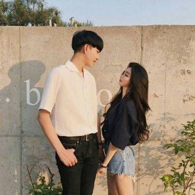 Two sweet and fresh photos of couple's WeChat avatar. We are currently in business, not in love