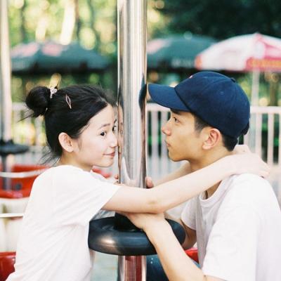 A classic pair of youthful and trendy couple YY avatars featuring happiness, playfulness, simplicity, and beauty