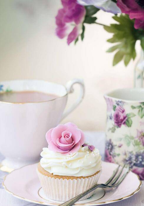 Picture of a finely crafted cream cup and flower cake